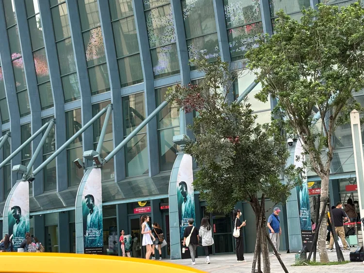 張學友演唱會主辦單位已經宣布今晚演唱會取消，但是大批歌迷仍在小巨蛋前排隊。讀者提供