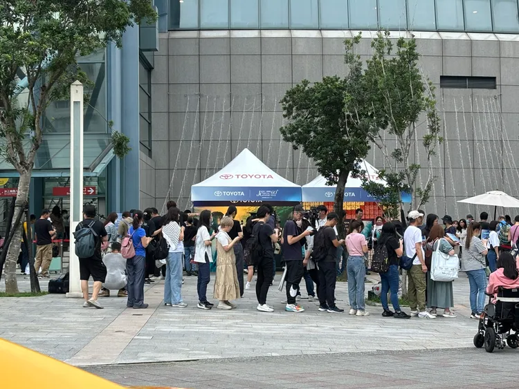 張學友演唱會主辦單位已經宣布今晚演唱會取消，但是大批歌迷仍在小巨蛋前排隊。讀者提供