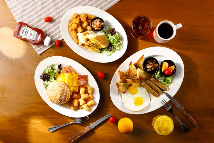 Texas Roadhouse復興店推出美式大早餐、培根嫩蛋早餐堡與美式早餐捲三款全新菜單。業者提供