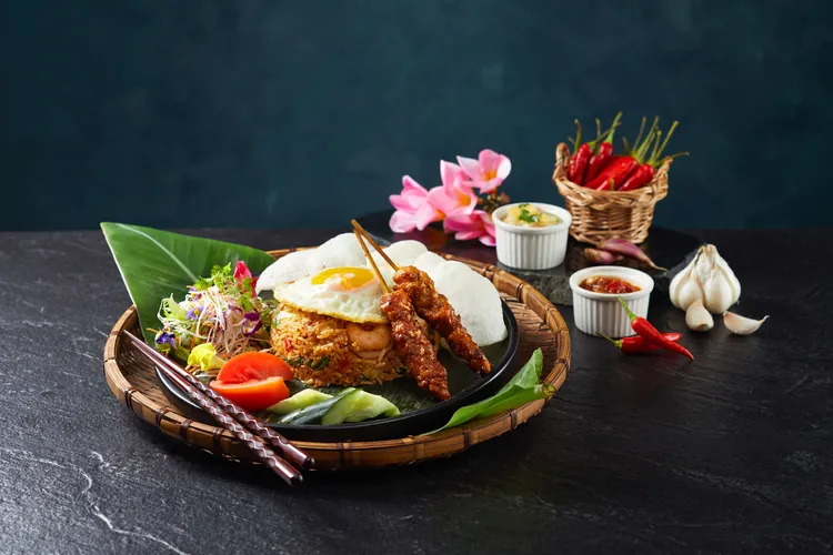 印尼海鮮炒飯佐雞肉沙嗲NT$480。業者提供