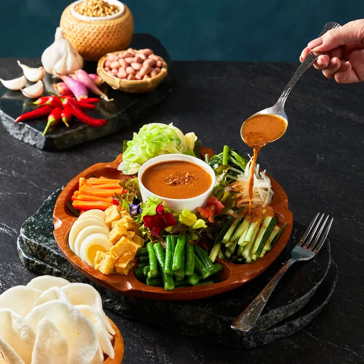 印尼蔬食沙拉佐自製花生醬NT$250。業者提供