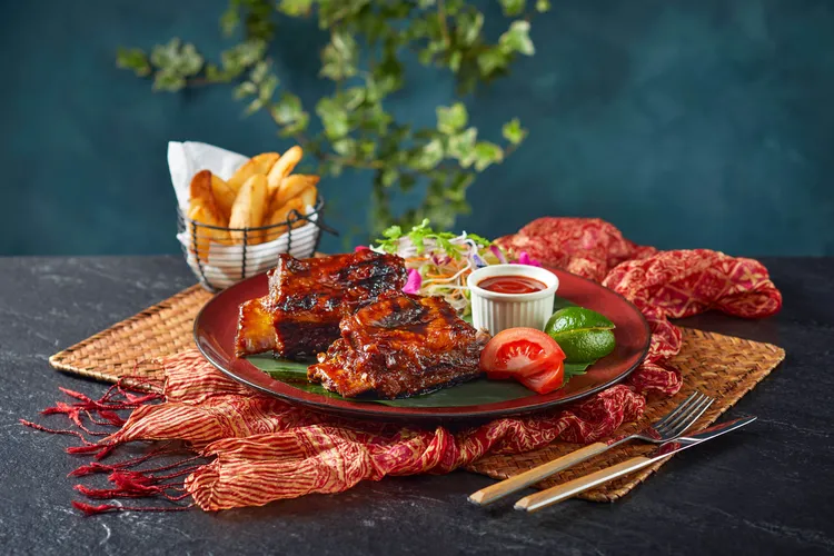 爪哇香料烤牛肋排附酥炸薯塊NT$1,280。業者提供