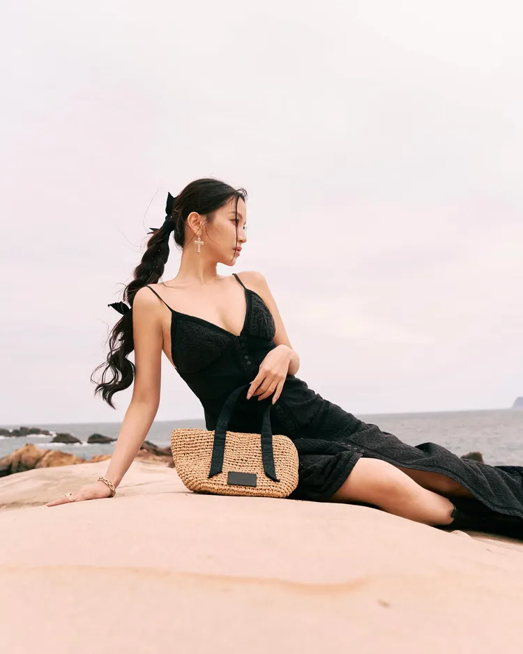 洋裝的V領設計讓蔡瑞雪大方秀出美乳。品牌提供