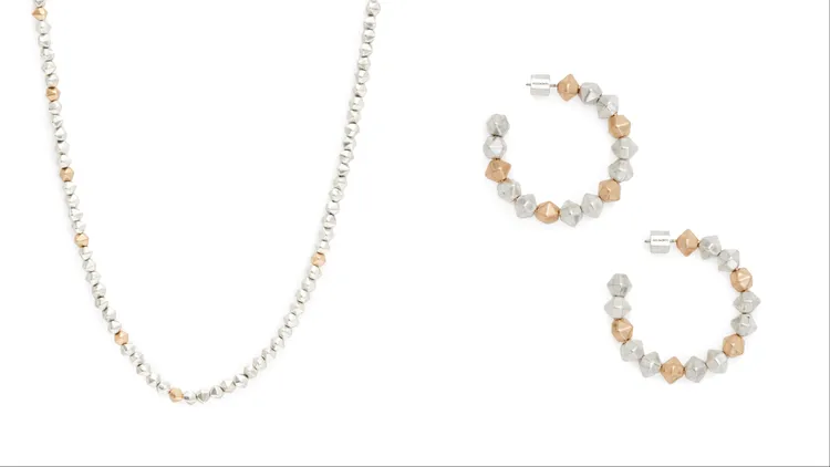 ALLSAINTS HALLIE BEAD雙色六角珠鍊（左）4700元、HALLIE BEAD雙色六角耳環4000元。品牌提供