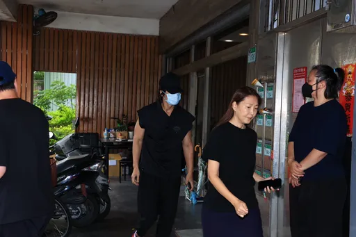 寬姐母喪|言承旭黑衣黑帽現身靈堂 志玲也去過「愛的抱抱」
