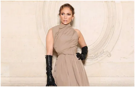 翹臀珍盛裝出席Dior高訂秀 搭經濟艙驚呆乘客