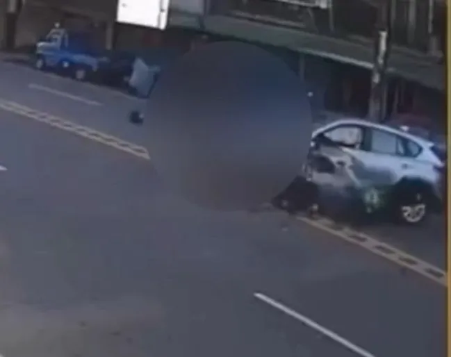 小客車違規迴轉，騎士攔腰撞上。翻攝畫面