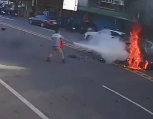 小客車違規迴轉!機車攔腰撞「燒成火球」 23歲騎士彈落地身亡