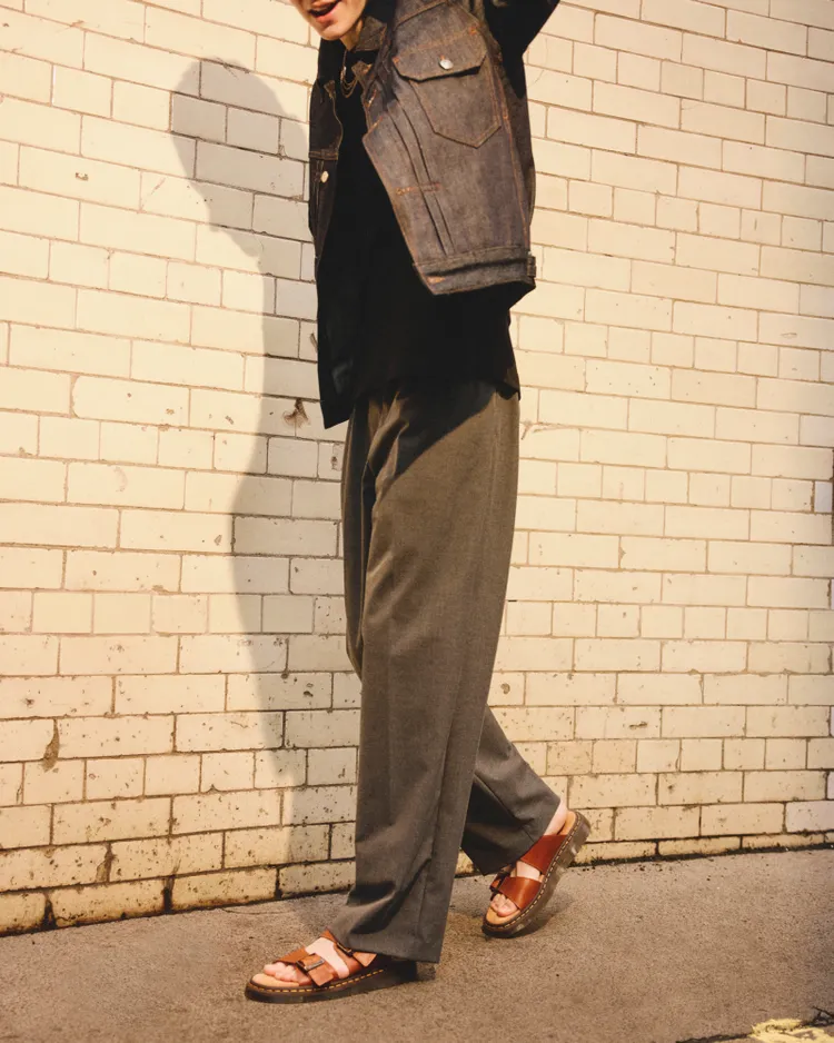 中性設計的「Josef涼鞋」相當適合作為情侶鞋。品牌提供