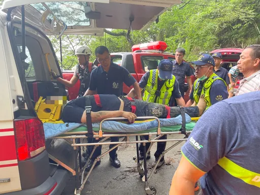 天雨路滑驾驶滑落百米深谷!徒手拉绳 竹崎警消急救援捡回一命