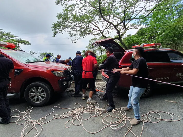 救難人員徒手拉繩，歷經2小時終於將林男拉上產業道路，立即送往醫院。翻攝畫面
