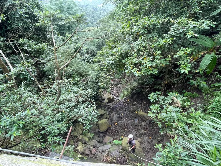 林男不慎滑行墜谷，深度達200公尺深。翻攝畫面