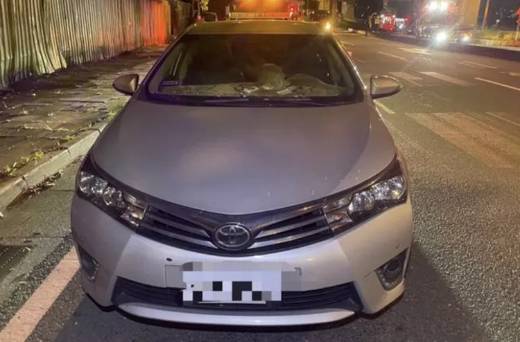 尤男與張男發生擦撞後，停在台65線快速道路旁報警。翻攝畫面