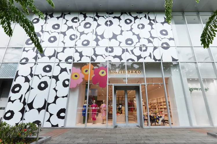 黑底白色Unikko游霓可印花玻璃帷幕相當吸睛。品牌提供