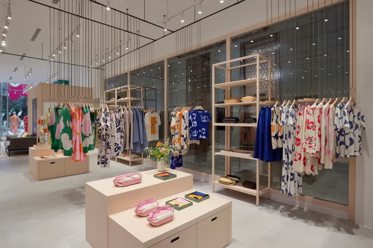 店裝以溫潤木質凸顯單品的繽紛色調及俏麗印花。品牌提供