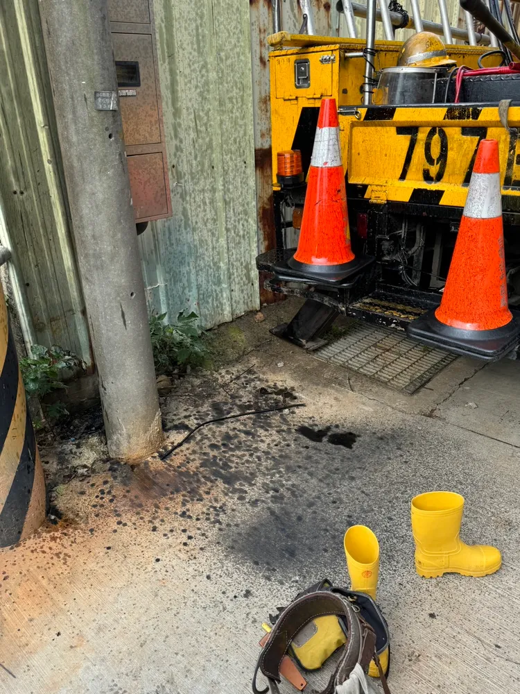 蔡姓員工的工作帽及鞋子均留在現場。台電提供