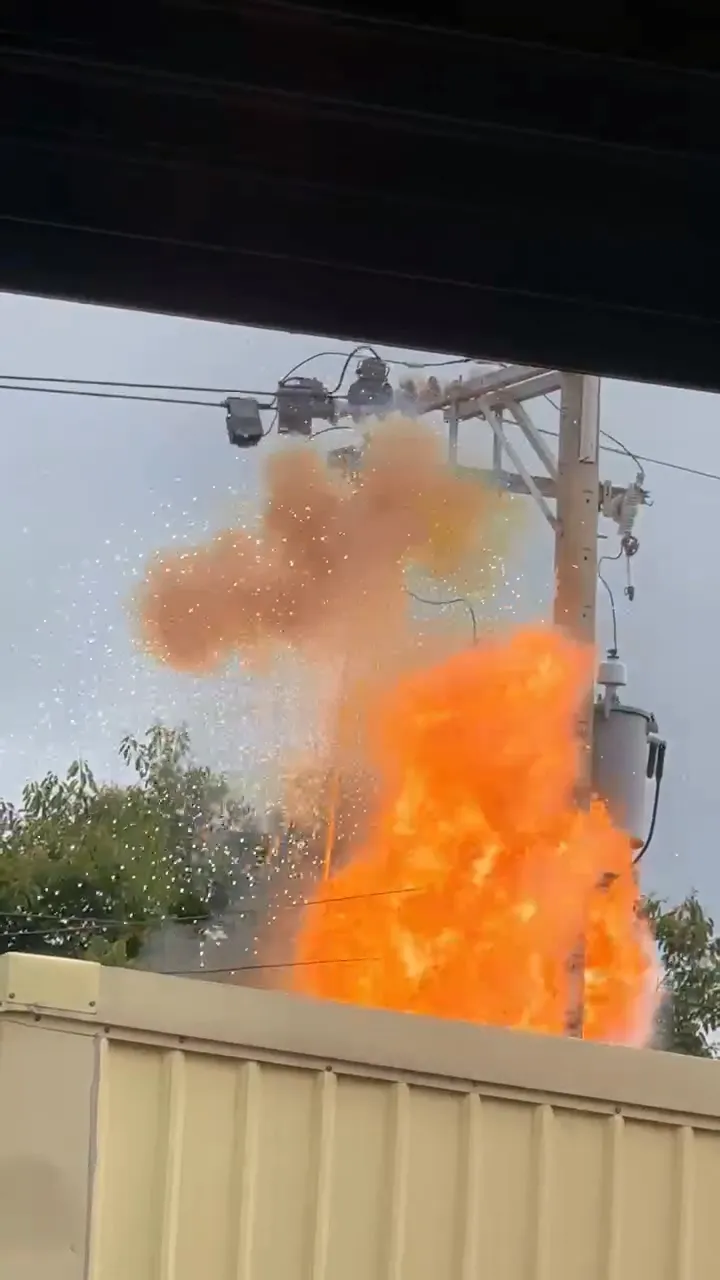 高溫絕緣油瞬間起火。民眾提供