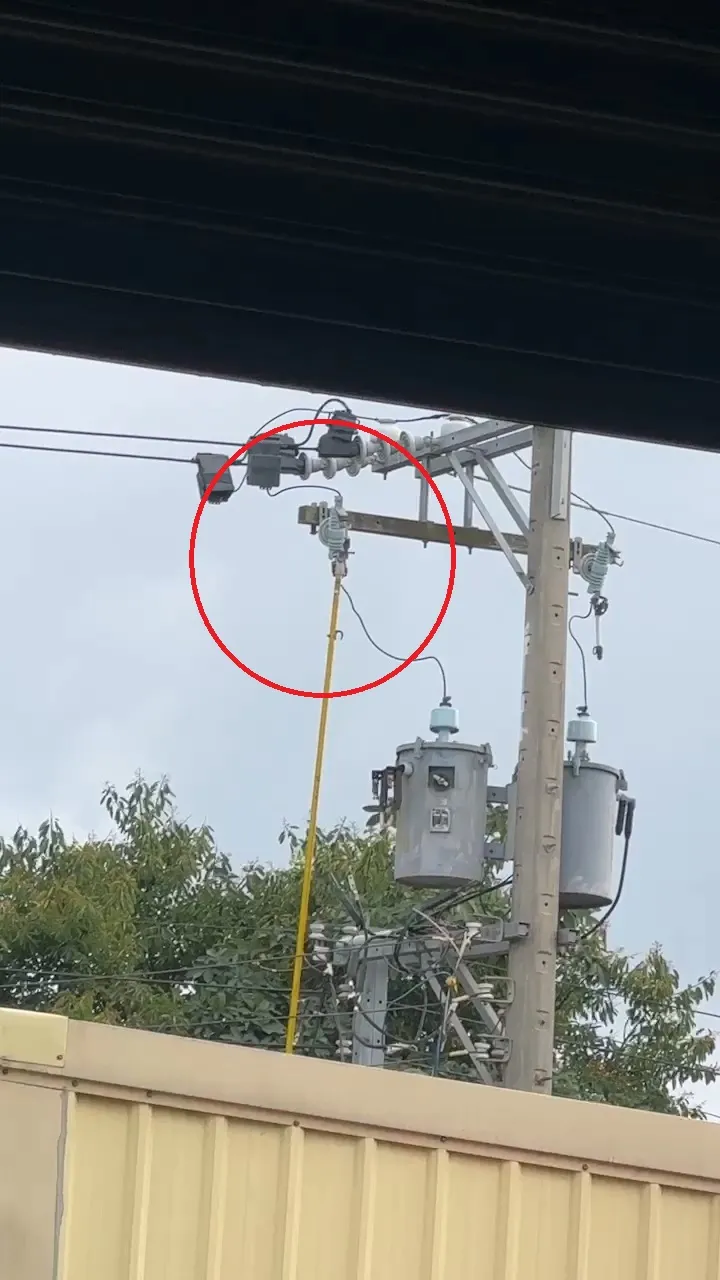 台電人員以器具撥動變壓器設備時，絕緣油噴出起火。民眾提供