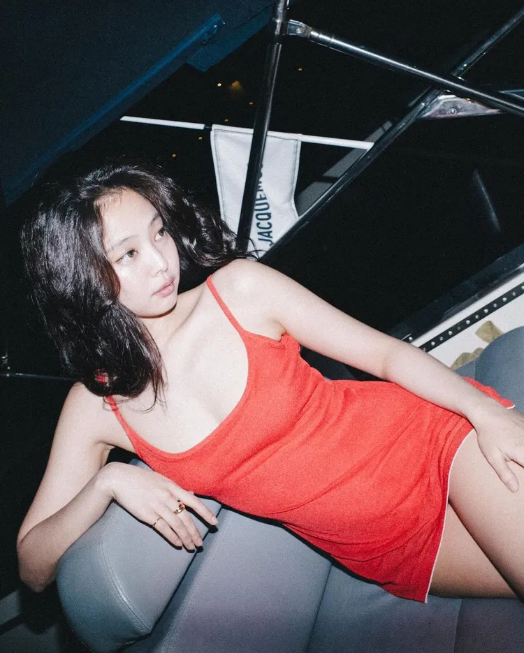 Jennie穿紅色低胸短洋裝，好身材藏不住。翻攝Jennie IG