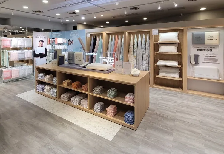 ONEBOY HOME夢時代門市展示出全新冰鋒系列床組