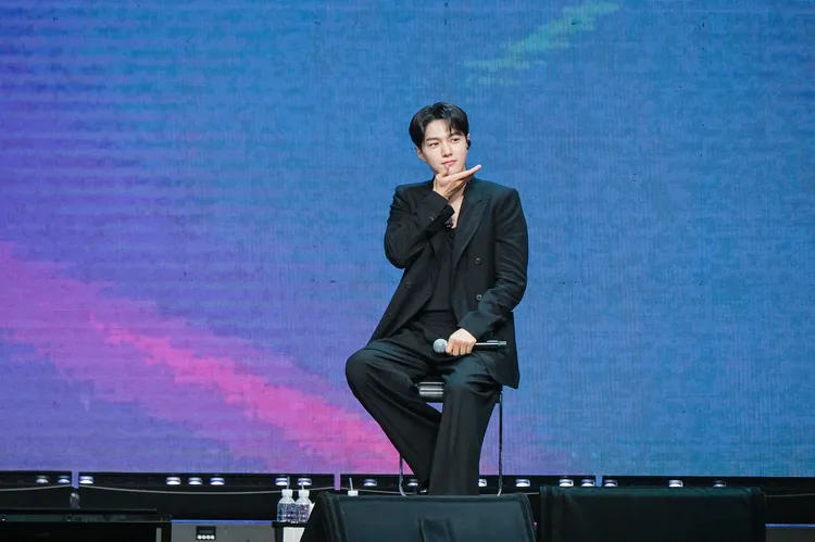 L擺出「托著麵包臉」，萌翻全場。讀者提供