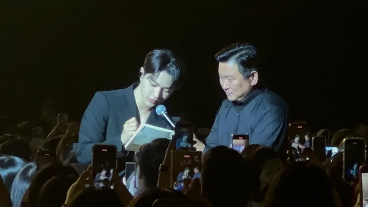 L從觀眾席登場，貼心幫粉絲簽名。讀者提供