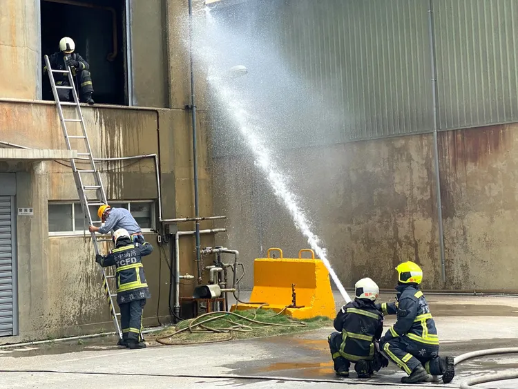 亞泥是台灣唯一通過勞動部職業安全衛生管理系統績效審查的水泥公司。亞泥提供