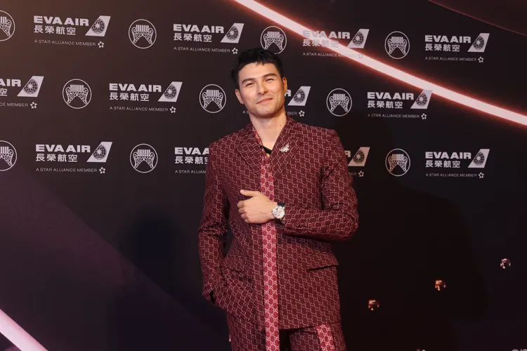 鳳小岳穿著GUCCI秋冬新款Rosso Ancora紅色正裝。攝影中心攝