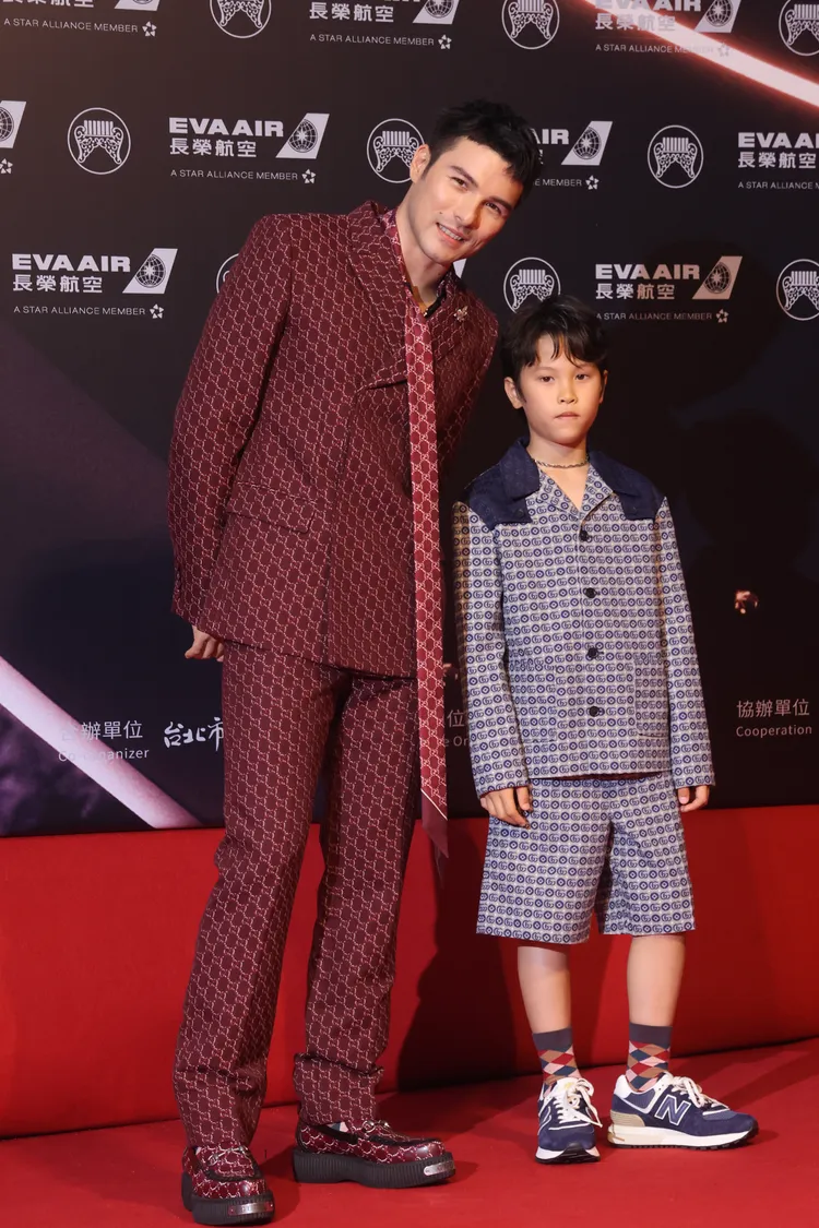 鳳小岳與8歲帥兒穿起父子裝。攝影中心攝