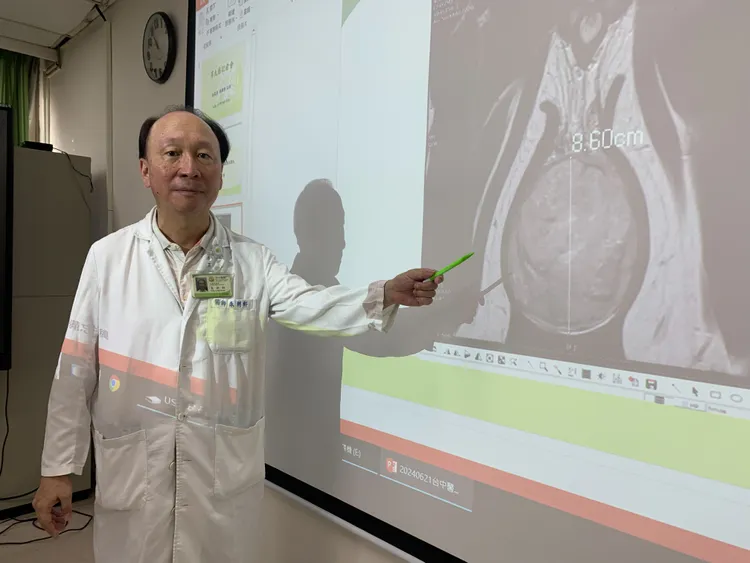 朱朗軒說，睪丸癌一般不會疼痛，若發現睪丸異常變大就要盡速就醫，避免錯過黃金治療期。台中醫院提供