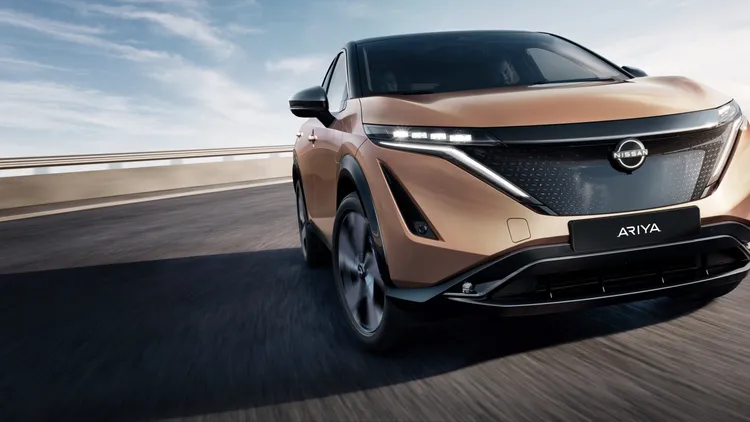 Nissan新世代中型跑旅車Ariya未來上市將採雙規格編成，提供標準版與高里程版兩種設定，前者搭載66kWh電池模組並採單馬達輸出，高里程版則是採用91kWh電池採雙馬達四驅設定，目前已開放買家以兩萬元預購，估計將在8月正式登場。原廠照片