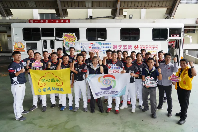 台電高雄區處17 日舉行捐血活動，全隊21位棒球隊隊員挽袖捐血。台電提供