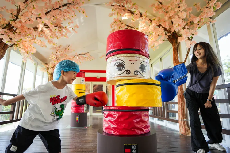 「一拳超人」用拳頭敲擊疊疊樂達摩塔。田欣雲攝