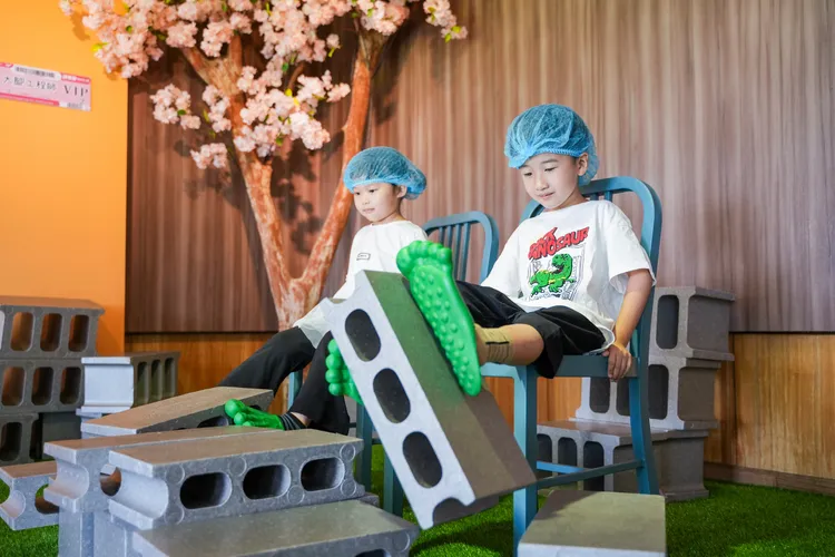 「大腳工程師」靠核心支配雙腳，搬動泡棉磚。田欣雲攝