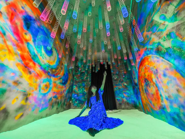 走進暗室，抬頭看到滿天夢幻螢光。田欣雲攝