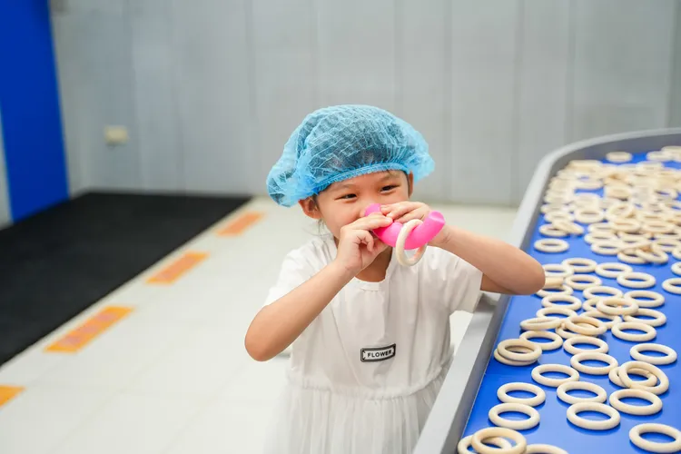 「我的鼻較厲害」用大象鼻頭勾圈圈。田欣雲攝