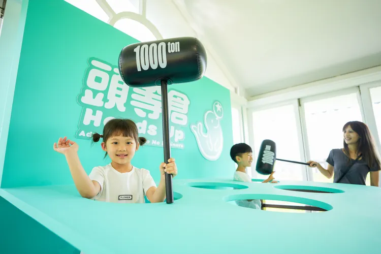 「地頭鼠愛深蹲」體驗人體打地鼠。田欣雲攝