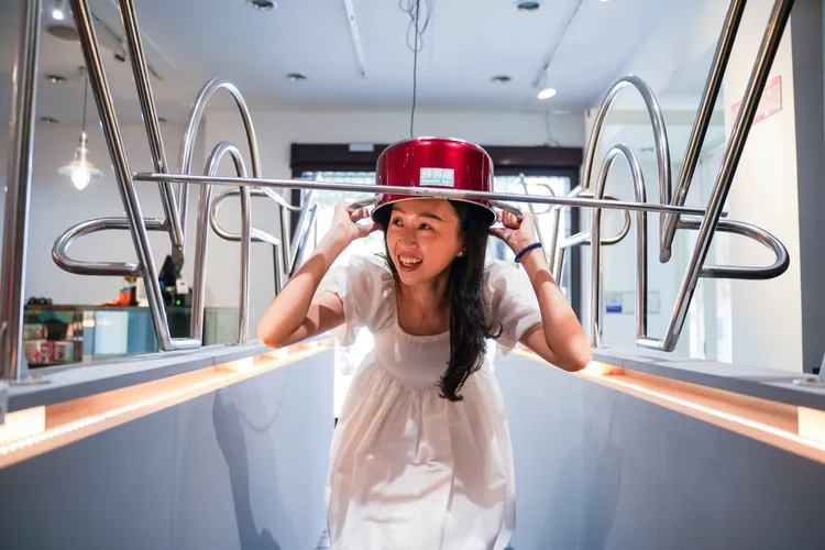 「維京人的成年禮」須頭戴鐵鍋玩電流急急棒。田欣雲攝