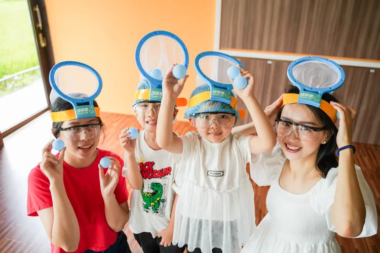 「首門員」以頭控制捕捉網，憑反應力接住乒乓球。田欣雲攝