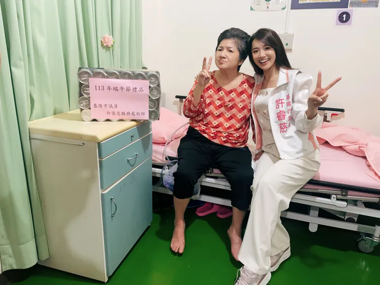 許睿慈在佳節前到仁愛之家，希望將溫暖傳遞給長輩們。。