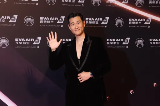 金曲紅毯|周興哲穿黑絲絨西裝 貴公子人氣爆棚