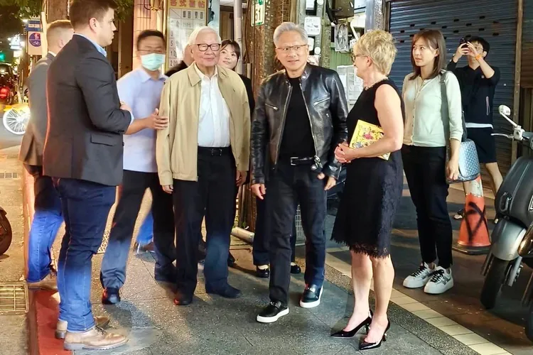 「AI教父」黃仁勳及張忠謀夫婦各自帶著保鑣隨行逛寧夏夜市。特勤中心攝