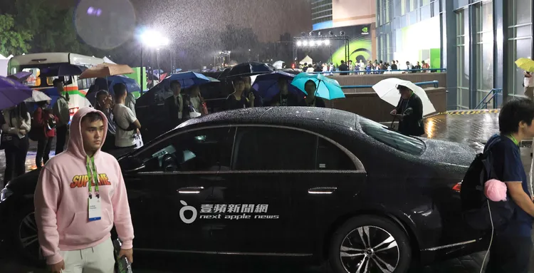 現場有眾多粉絲站在保母車旁，想和黃仁勳近距離互動。特勤中心攝