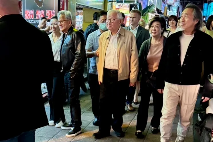 日前黃仁勳（前排左起）才和台積電創辦人張忠謀夫婦、建築師姚仁喜逛寧夏夜市，台灣、外國保鑣嚴陣以待。特勤中心攝