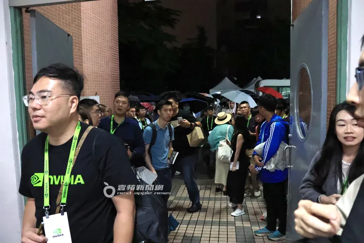 場館旁的通道出入口站滿等著黃仁勳的粉絲。特勤中心攝