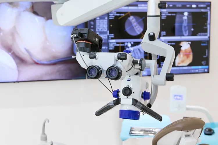 牙科顯微鏡高倍率放大功能可以依據療程調整倍率，讓牙齒邊緣細微構造清晰可見，幫助醫師更精準地治療