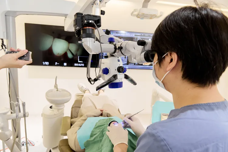 德國牙科顯微鏡搭配螢光濾鏡功能，輔助醫師更精準地辨別齲齒與真牙