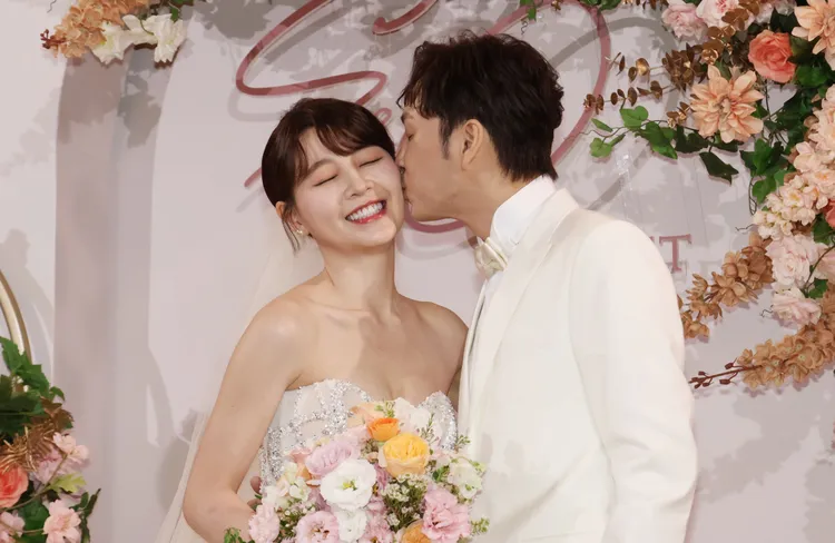 張書偉（右）親吻新娘謝京穎。蘇宗達攝