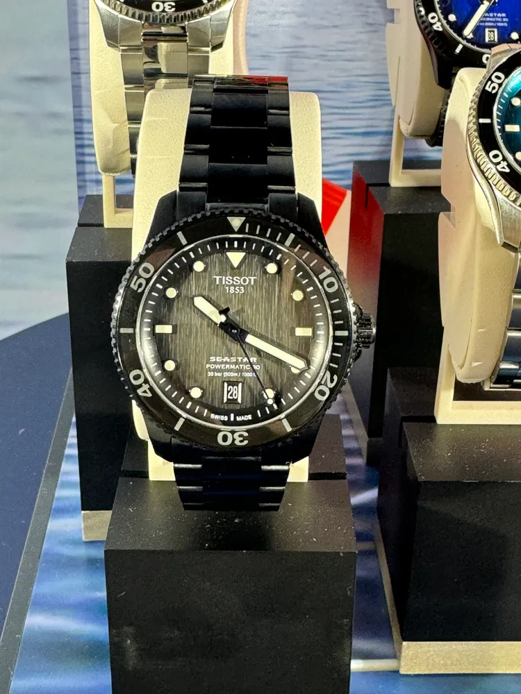 天梭Seastar海星系列40mm自動款錶全黑PVD款，2萬5800元。張家玲攝