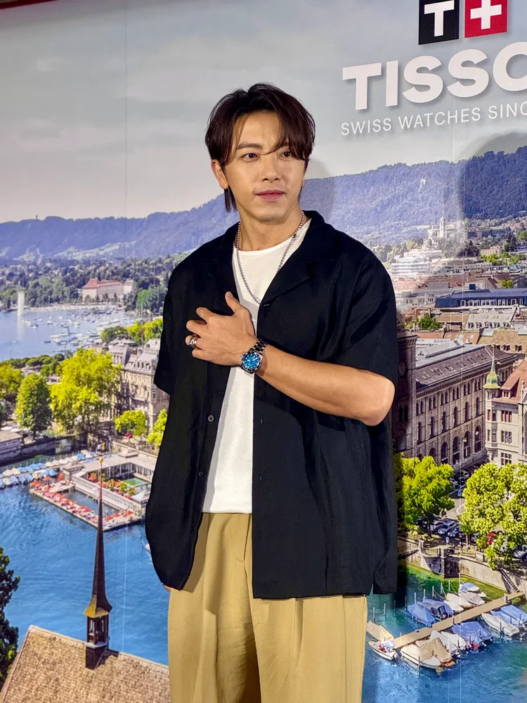 坤達戴上Seastar海星系列綠松石錶面腕錶。張家玲攝